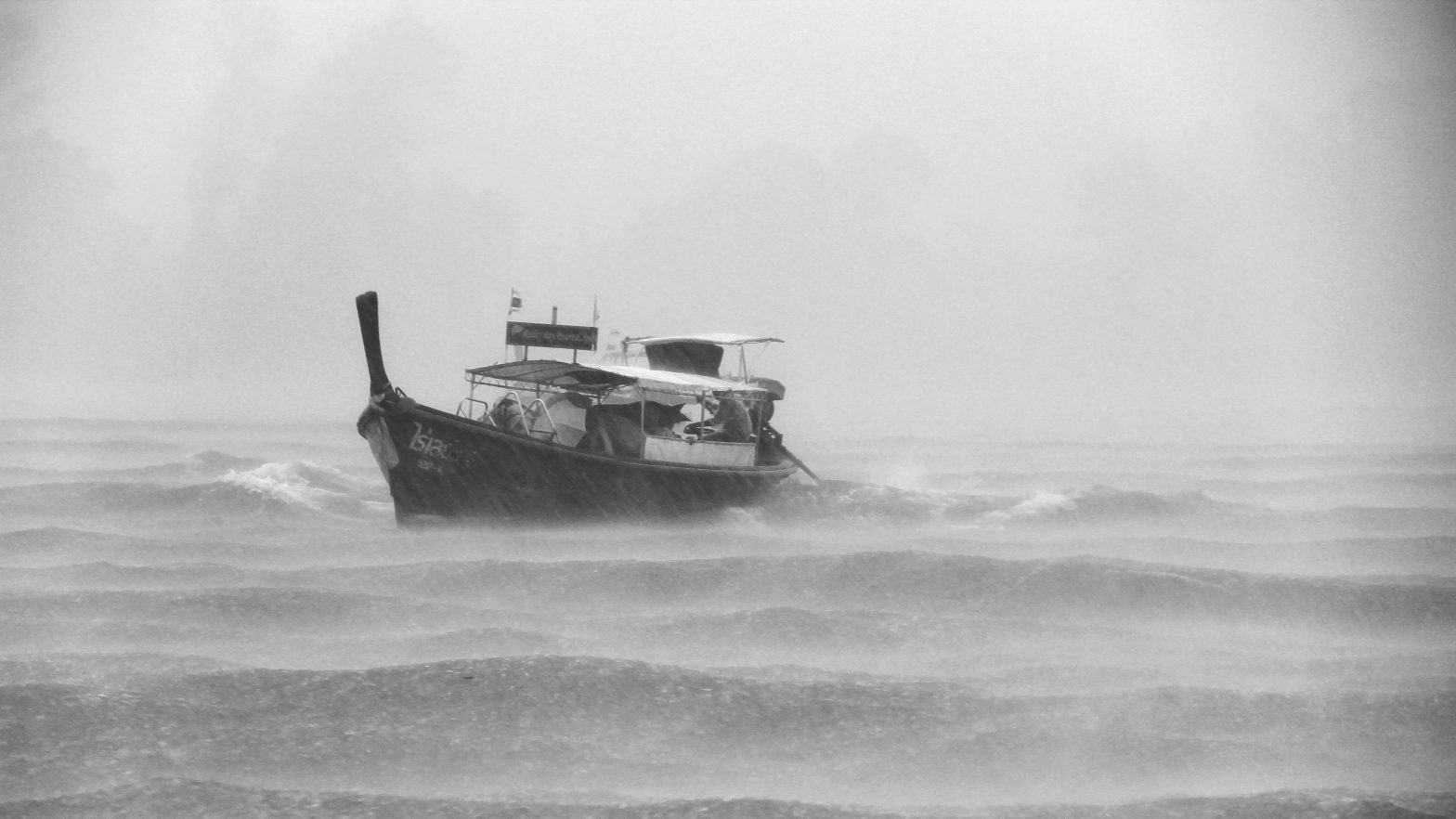 Safe Boating Tips in Foul Weather